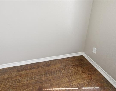 1006 Lake Dallas Drive - Photo Thumbnail 15