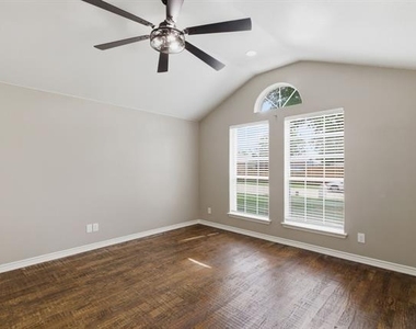 1006 Lake Dallas Drive - Photo Thumbnail 10