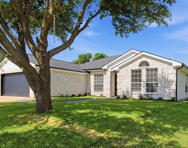 1006 Lake Dallas Drive - Photo Thumbnail 3
