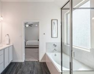 1413 Lake Grove Drive - Photo Thumbnail 15