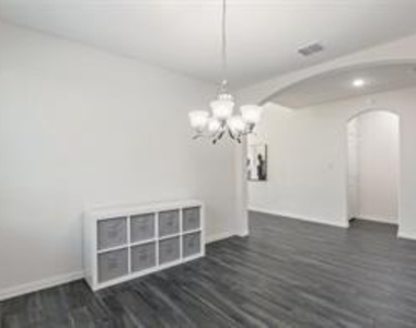 1413 Lake Grove Drive - Photo Thumbnail 10