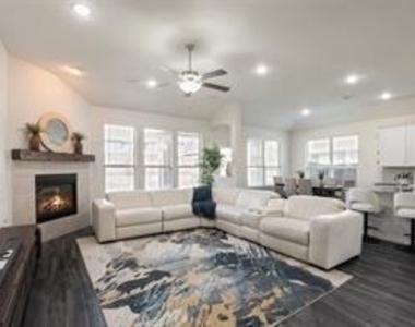 1413 Lake Grove Drive - Photo Thumbnail 7