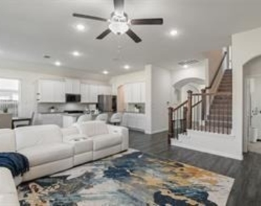 1413 Lake Grove Drive - Photo Thumbnail 8