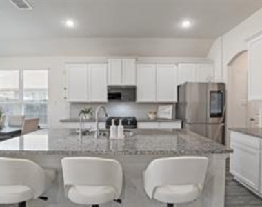 1413 Lake Grove Drive - Photo Thumbnail 4