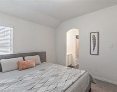 1413 Lake Grove Drive - Photo Thumbnail 26