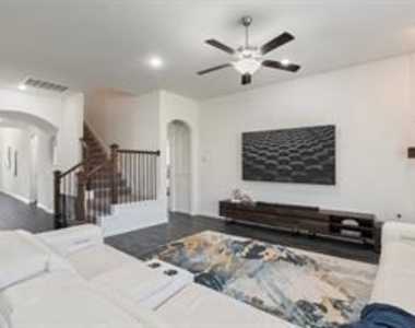 1413 Lake Grove Drive - Photo Thumbnail 9