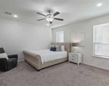 1413 Lake Grove Drive - Photo Thumbnail 12