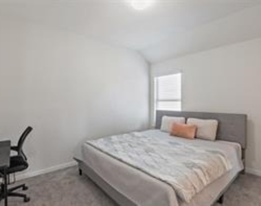 1413 Lake Grove Drive - Photo Thumbnail 25