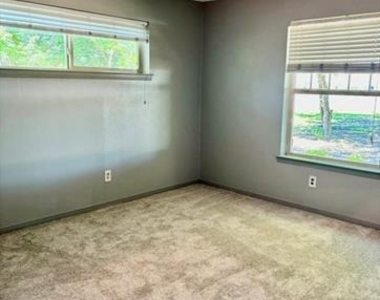 606 Laurence Drive - Photo Thumbnail 11