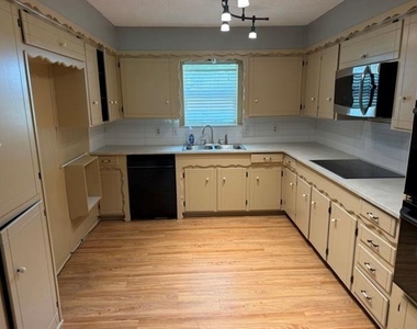 606 Laurence Drive - Photo Thumbnail 8