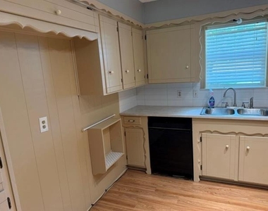 606 Laurence Drive - Photo Thumbnail 6