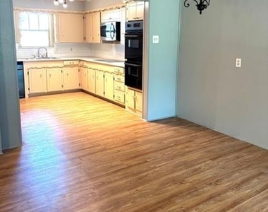 606 Laurence Drive - Photo Thumbnail 9