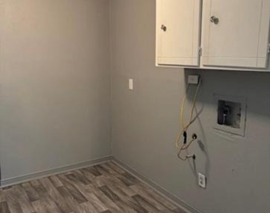 606 Laurence Drive - Photo Thumbnail 14