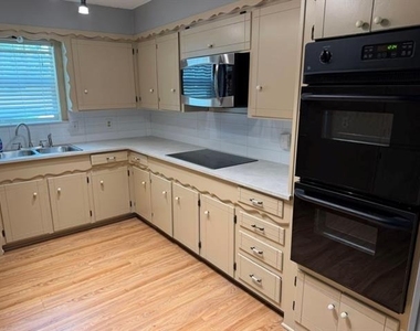 606 Laurence Drive - Photo Thumbnail 7