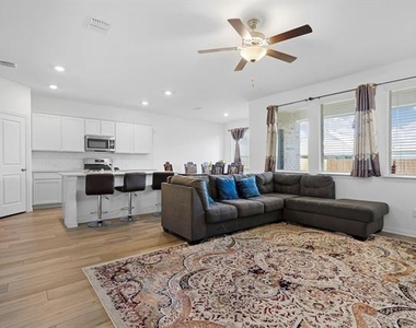 1713 Lake Grove Drive - Photo Thumbnail 7