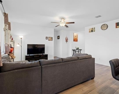 1713 Lake Grove Drive - Photo Thumbnail 10