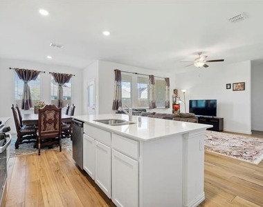1713 Lake Grove Drive - Photo Thumbnail 15