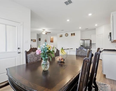 1713 Lake Grove Drive - Photo Thumbnail 17