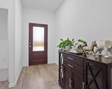 1713 Lake Grove Drive - Photo Thumbnail 4