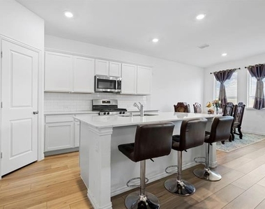 1713 Lake Grove Drive - Photo Thumbnail 13