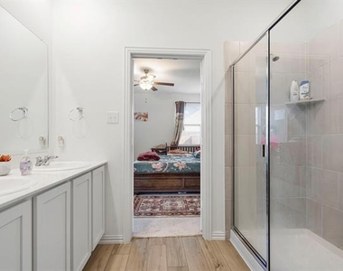1713 Lake Grove Drive - Photo Thumbnail 20