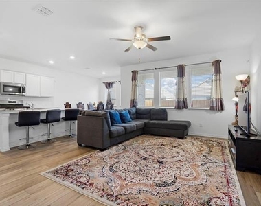 1713 Lake Grove Drive - Photo Thumbnail 6