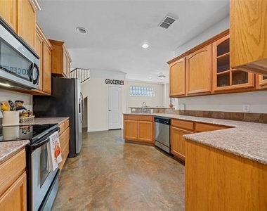 2823 Savannah Court - Photo Thumbnail 9