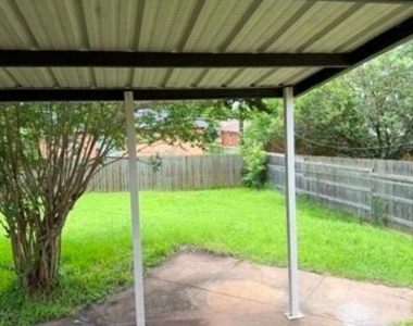 1402 Hillcrest Drive - Photo Thumbnail 7