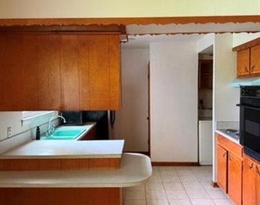 1402 Hillcrest Drive - Photo Thumbnail 11