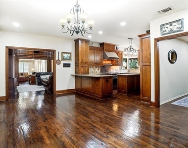 2412 Emerald Circle - Photo Thumbnail 10