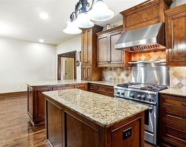 2412 Emerald Circle - Photo Thumbnail 14