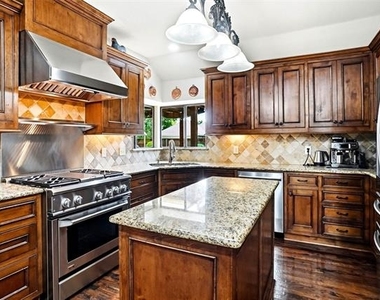 2412 Emerald Circle - Photo Thumbnail 12