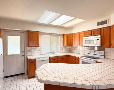 15076 N Escondido Drive - Photo Thumbnail 5