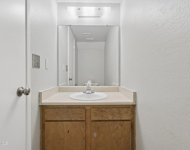 407 E Pecan Road - Photo Thumbnail 12
