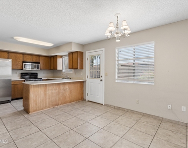 407 E Pecan Road - Photo Thumbnail 7