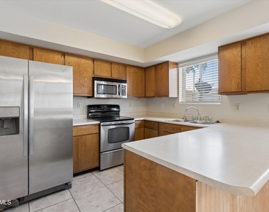 407 E Pecan Road - Photo Thumbnail 9