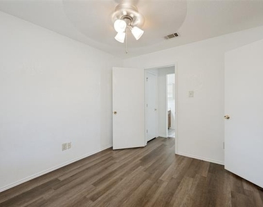 5431 Wild West Drive - Photo Thumbnail 14