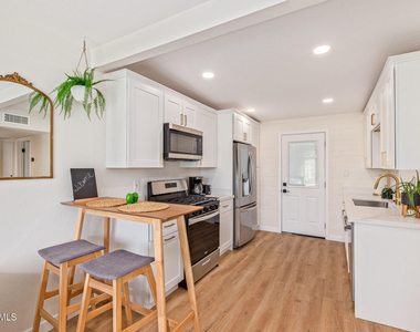 930 E Henry Street - Photo Thumbnail 1