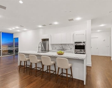 2200 Victory Avenue - Photo Thumbnail 4