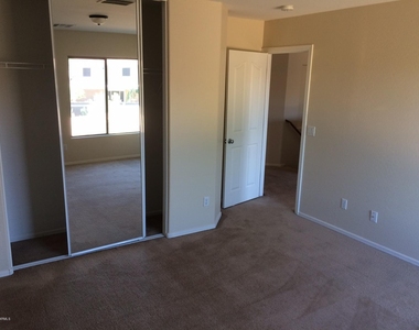 11835 N 151st Drive - Photo Thumbnail 4