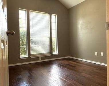233 Sugarloaf Avenue - Photo Thumbnail 10