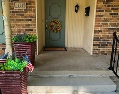 1208 N Cottonwood Drive - Photo Thumbnail 2