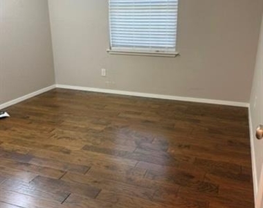 1208 N Cottonwood Drive - Photo Thumbnail 11
