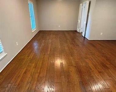 1208 N Cottonwood Drive - Photo Thumbnail 4