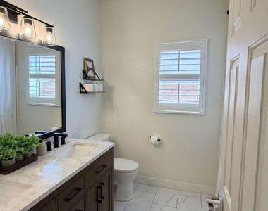 1121 E Powell Way - Photo Thumbnail 13
