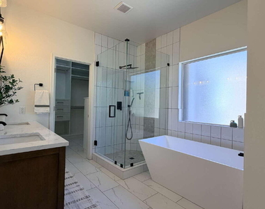 1121 E Powell Way - Photo Thumbnail 10