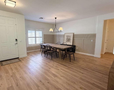 1121 E Powell Way - Photo Thumbnail 2