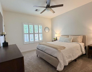 1121 E Powell Way - Photo Thumbnail 16