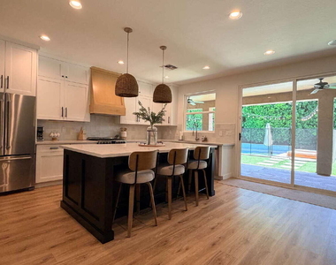 1121 E Powell Way - Photo Thumbnail 6