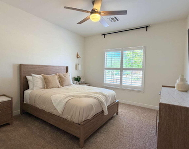 1121 E Powell Way - Photo Thumbnail 12